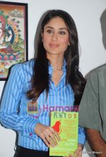 Kareena Kapoor at the launch of the Marathi version of Rutuja Diwekar_s hot selling book Don_t Lose Your Mind, Lose Your Weight in Khar on 13th Nov 2009 (18).JPG